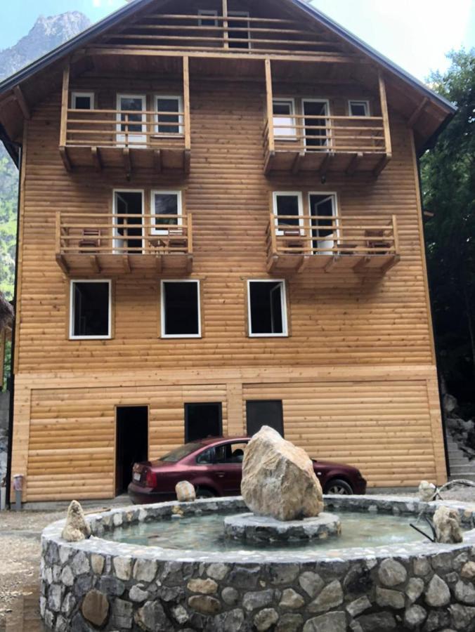 Adenisi guesthouse Tropoje Eksteriør billede